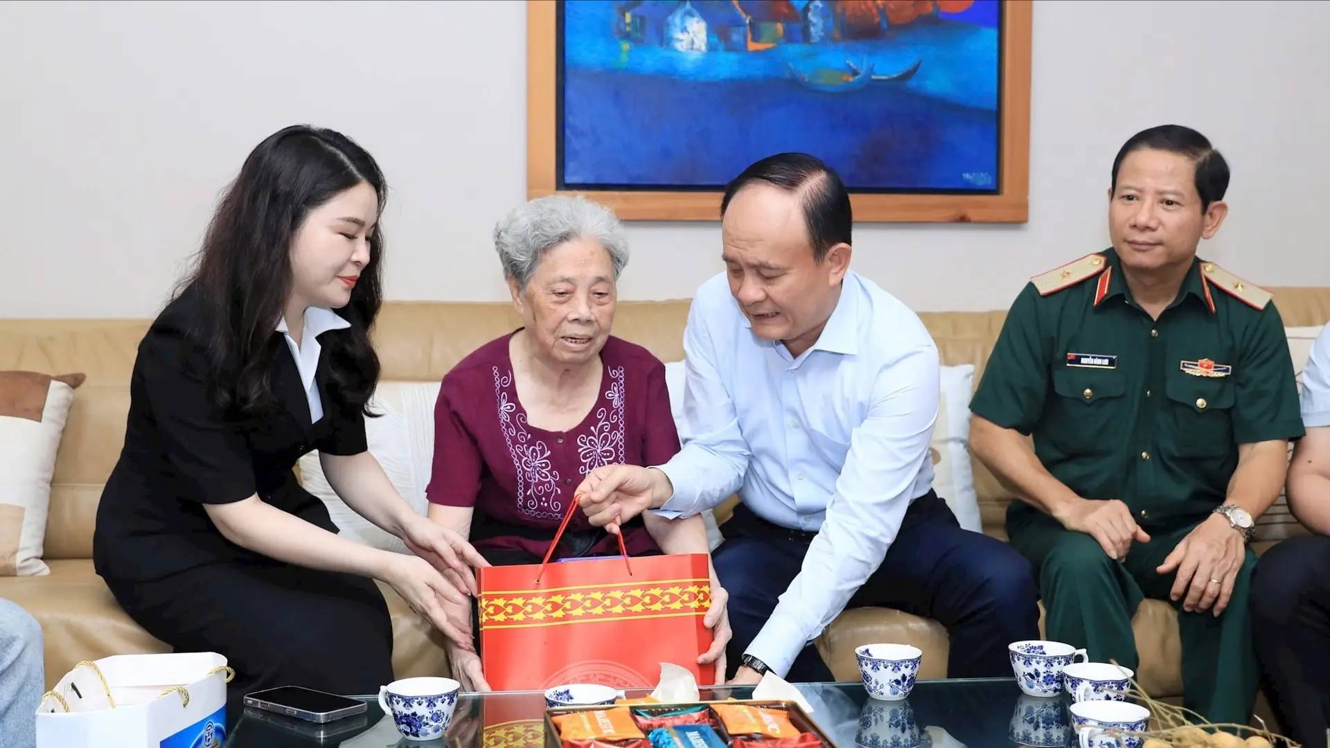 Chủ tịch HĐND Thành phố tặng quà gia đình thương binh, liệt sĩ